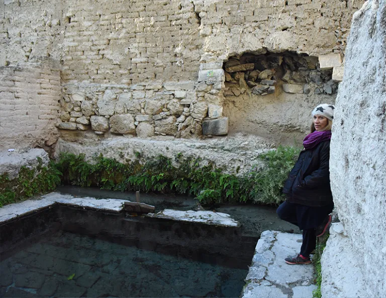 Katia Schkolnik en una de las mikves de Parras de la Fuente. Fotografía de Cynthia Sandoval.