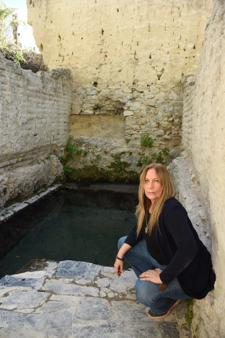 La investigadora Katia Schkolnik en una de las mikves de Parras de la Fuente. Fotografía de Cynthia Sandoval.