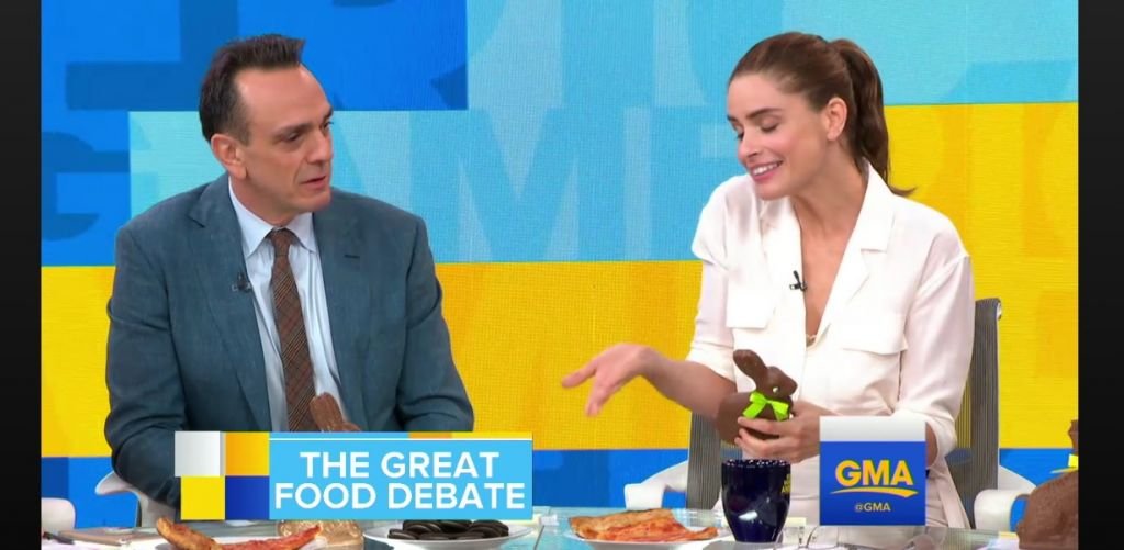 Los actores judíos Hank Azaria y Amanda Peet hablan sobre huevos de Pascua en Good Morning America de ABC, 5 de abril de 2017 (Captura de pantalla: ABC)