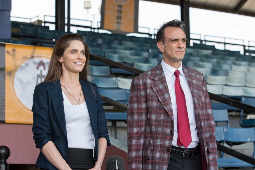 Amanda Peet con Hank Azaria en una escena de 'Brockmire'. (Erica Doss/IFC/vía JTA)