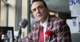 Hank Azaria interpreta a un locutor de béisbol en la serie de IFC 'Brockmire'. (Erica Doss/IFC/vía JTA)