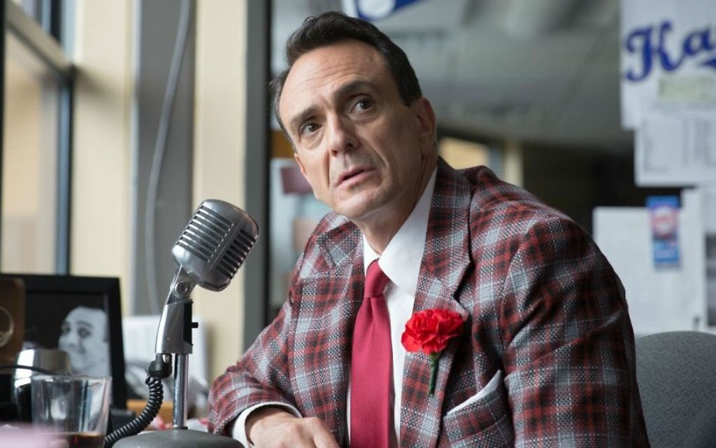 Hank Azaria interpreta a un locutor de béisbol en la serie de IFC 'Brockmire'. (Erica Doss/IFC/vía JTA)