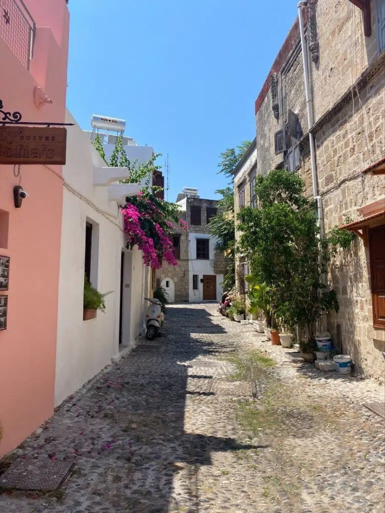 Fellus visitó Rodas en el verano de 2021. Esta es la calle donde vivió su bisabuela, Marie Franco.