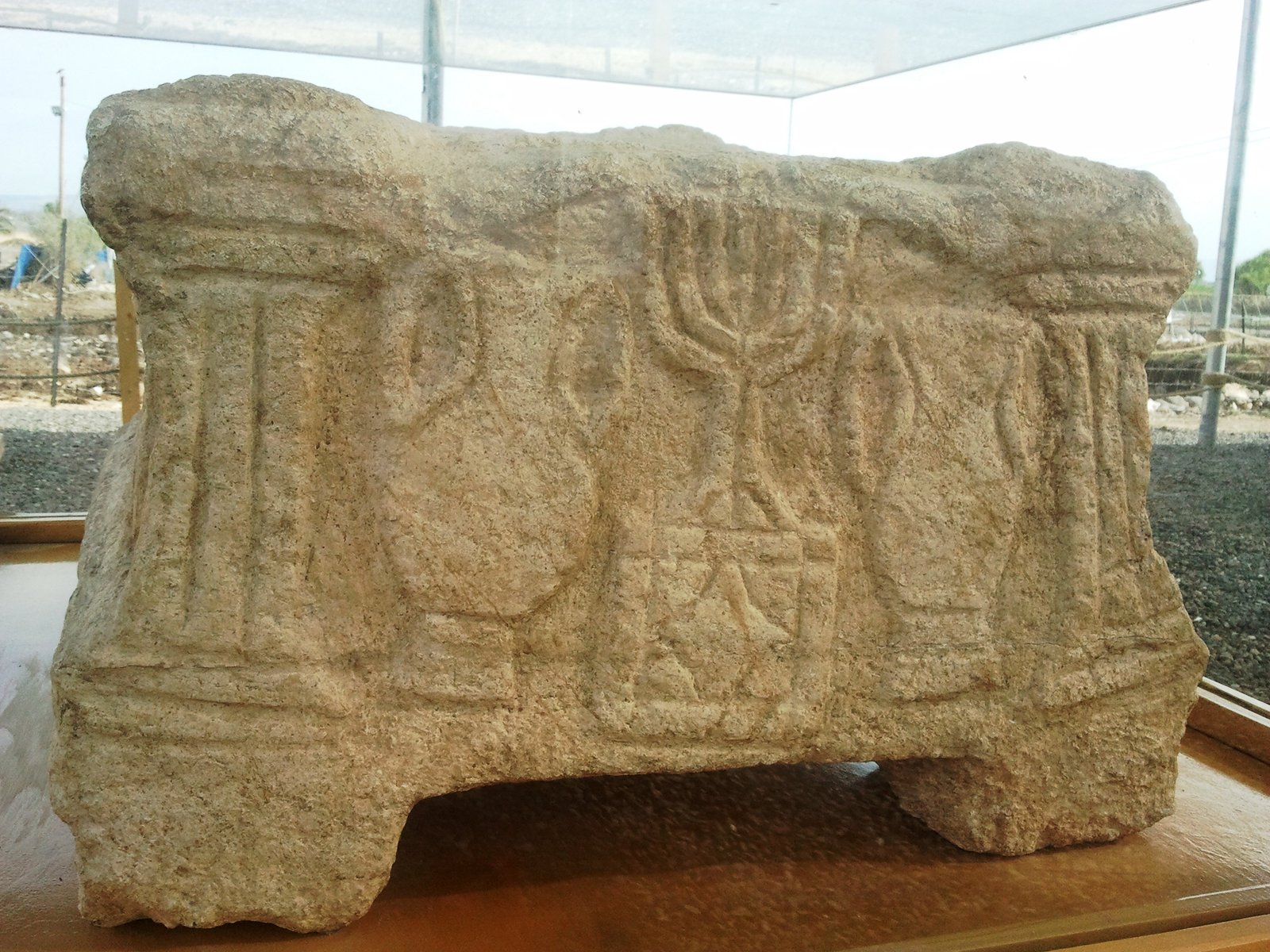 Representación de la menorá en las excavaciones de Magdala (Israel)