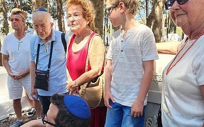 La familia Menashe salvada por el cónsul turco de 29 años Salahattin Ulkumen. Foto tomada por Yitzchak Kerem