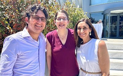 Fotografía del profesor Devin Nar, la doctora Hannah Pressman y la cantante judeoespañola Sarah Aroeste (cortesía de Hannah Pressman) 