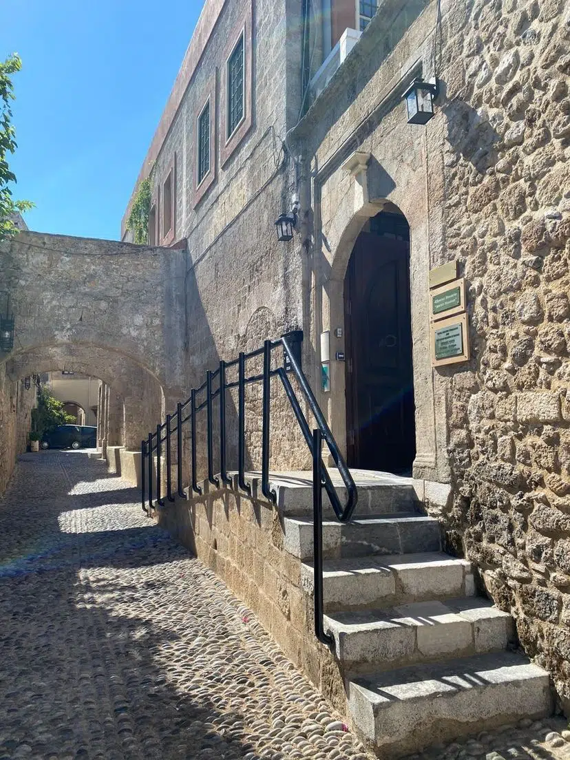 La entrada a la sinagoga Kahal Shalom.