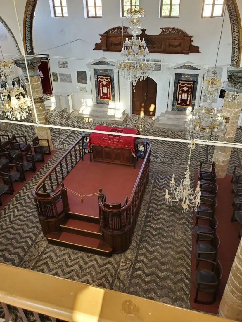 Dentro de la sinagoga Kahal Shalom.