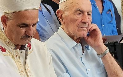 Sami Modiano, superviviente de Auschwitz de Rodas, de 94 años, y el muftí Hasan Kara-Ali de Rodas, ceremonia de conmemoración del Holocausto Rodas, 19 de julio de 2024. Foto tomada por Yitzchak Kerem