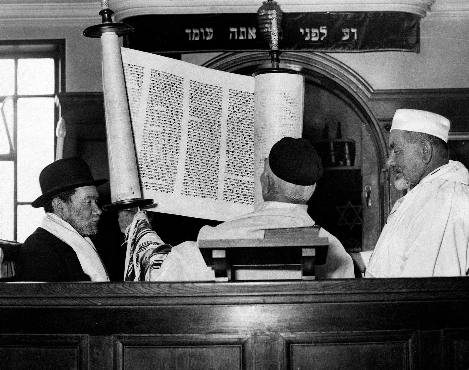 Los rabinos muestran la Torá en Rosh Hashaná de 5696. Colección Hulton-Deutsch/CORBIS/Corbis vía Getty Images.