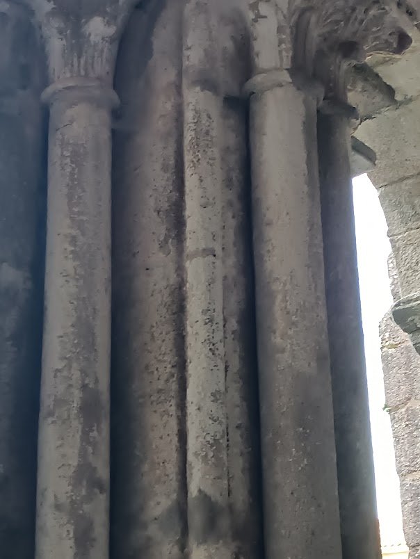 Restos del estuco en las columnas del claustro