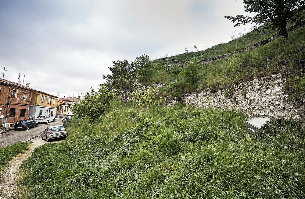 Detalle de la ladera oeste delCastillo, donde se esconde la Judería. - Foto: Patricia