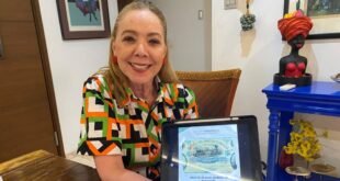 Luz Marina Forero muestra un billete antiguo en su iPad: los judíos sefardíes de Curazao fundaron el primer banco de Colombia. estatua Marius Bbraker