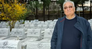 Jacky Benmayor en el Nuevo Cementerio Judío de Tesalónica, donde está enterrado su padre León Elena Kaniadakis