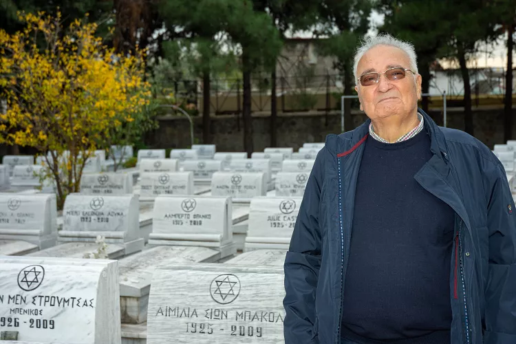 Jacky Benmayor en el Nuevo Cementerio Judío de Tesalónica, donde está enterrado su padre León Elena Kaniadakis