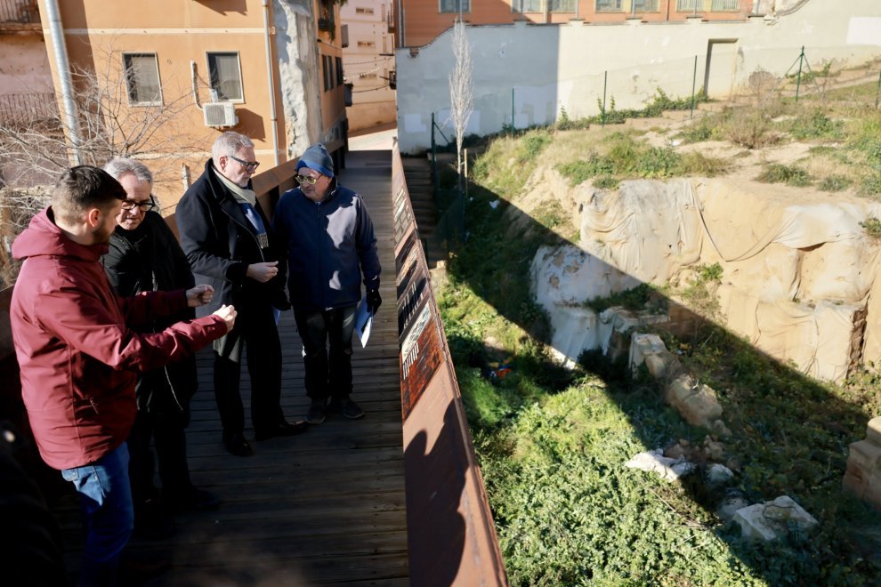 El alcalde de Lleida, Fèlix Larrosa, durante una visita a la Cuirassa, el antiguo barrio judío de Lleida.Mario Gascón / Concejalía de Lleida