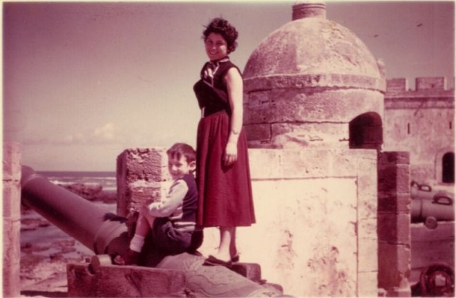 Judith Yehezkel Galili (derecha) y un niño (hijo de uno de los emisarios) sentados sobre un cañón en una fortaleza de Mogador, Marruecos, 1954-1956 . La foto pertenece al Archivo Yad Yitzhak Ben-Zvi ( proyecto Israel Revelado ), de la colección de Shlomo Yehezkel y Judith Galili. Este artículo forma parte del proyecto Archive Network Israel y se puede acceder a él gracias a los esfuerzos de colaboración de Yad Yitzhak Ben-Zvi, el Ministerio de Jerusalén y Patrimonio y la Biblioteca Nacional de Israel.