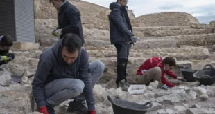 El equipo del proyecto en plenas excavaciones. . Lámpara de vidrio de la sinagoga de Lorca. Candil de Janucá (siglo XV). Jesús Gómez Carrasco