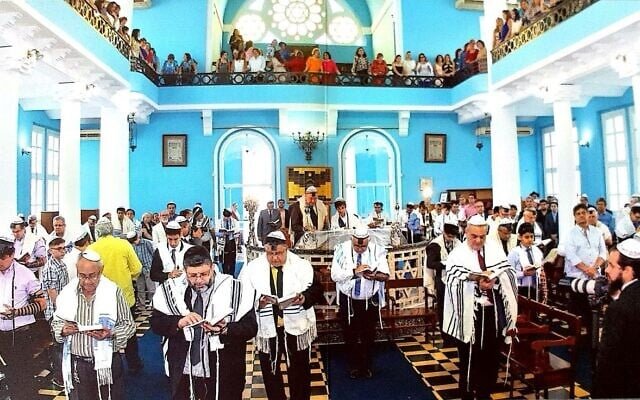 Hombres orando en la sinagoga marroquí Shaar Hashamayim en Belém, Brasil, alrededor de 2021. (Cortesía de Isaac Ramiro Bentes, Junta de la Sinagoga Shaar Hashamayim)