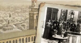 Una familia judía de Damasco, fotografiada en 1901 (dominio público), con la ciudad y su mezquita omeya como telón de fondo, fotografiada a principios del siglo XX (colección de la familia Lenkin en la Biblioteca Nacional de Israel)