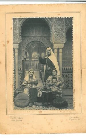 La familia Moreno de Tánger se vistió para emularse en el pasado andaluz en un evento de 'Turismo de Recreación'. Estudio fotográfico en el recinto de la Alhambra, España, 1953. (Cortesía de Daniel Moreno)