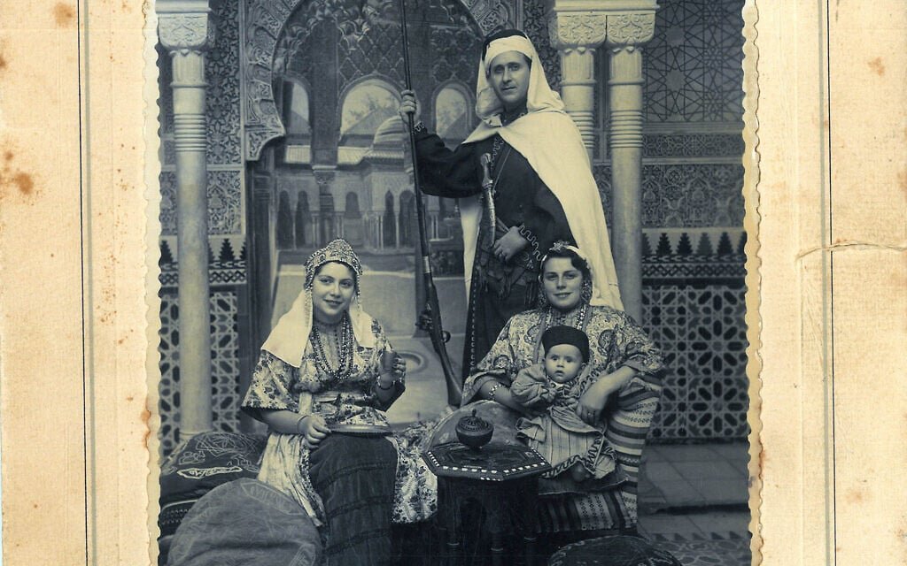 La familia Moreno de Tánger se vistió para emularse en el pasado andaluz en un evento de 'Turismo de Recreación'. Estudio fotográfico en el recinto de la Alhambra, España, 1953. (Cortesía de Daniel Moreno)