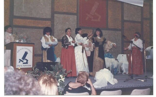 Un evento organizado por MABAT, la asociación de judíos del norte de Marruecos en Israel, en la Universidad Bar-Ilan en la década de 1980. (Cortesía de Rina Ben-Abu)