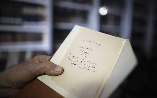 Gabriel Birnbaum, investigador principal del Proyecto de Diccionario Histórico de la Academia de la Lengua Hebrea de Israel en Jerusalén, muestra antiguas notas escritas por Eliezer Ben-Yehuda, considerado el padre del hebreo moderno, el 23 de agosto de 2017. (AFP/Menahem Kahana)