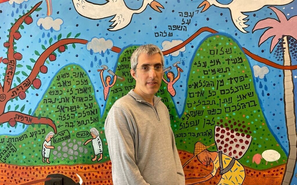 Dr. Doron Yaakov, director de la colección de Tradiciones Orales Judías de la Academia de la Lengua Hebrea e investigador del Proyecto de Diccionario Histórico, en el Centro Cultural y Educativo, el 24 de marzo de 2025. (Rossella Tercatin/Times of Israel)