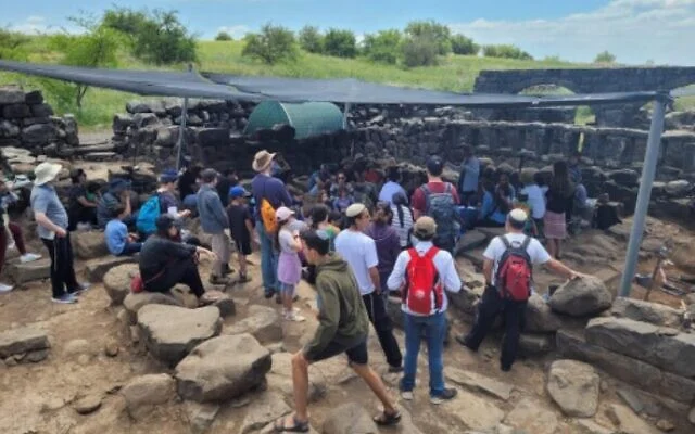 La gente visita el Parque Nacional Korazim, hogar de un antiguo pueblo judío que se cree que data del período talmúdico (Ahia Cohen-Tavor/Autoridad de Naturaleza y Parques)