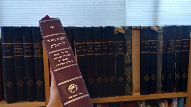 La Mishné Torá , en el contexto de los numerosos libros de la Guemará