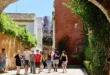 Unos turistas por la Judería de Sevilla. / José Ángel García