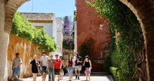 Unos turistas por la Judería de Sevilla. / José Ángel García