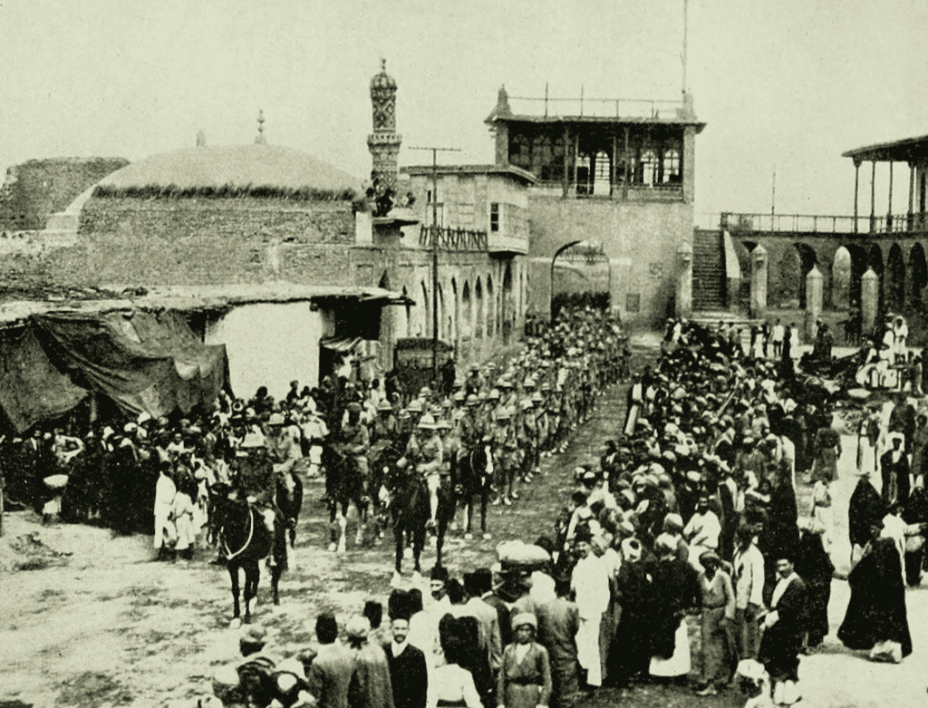 El ejército indio dirigido por el general Maude entra en Bagdad en 1917 después de derrotar a los otomanos.