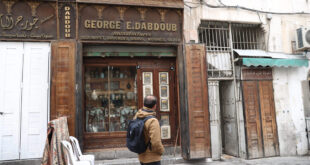 Salim Dabdoub (no se ve), uno de los últimos miembros de la comunidad judía en Siria, opera una tienda de antigüedades en el zoco Al-Hamidiyah en Damasco, Siria, como se vio el 9 de febrero de 2025. Foto de Izettin Kasim/Anadolu vía Getty Images.
