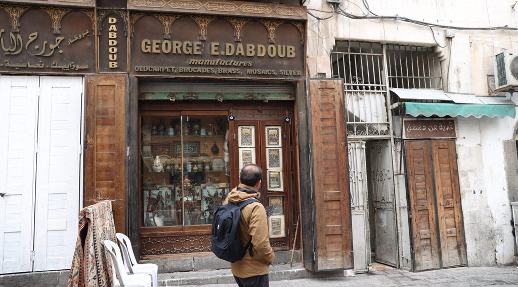 Salim Dabdoub (no se ve), uno de los últimos miembros de la comunidad judía en Siria, opera una tienda de antigüedades en el zoco Al-Hamidiyah en Damasco, Siria, como se vio el 9 de febrero de 2025. Foto de Izettin Kasim/Anadolu vía Getty Images.