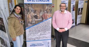 Este martes se ha inaugurado la exposición ‘Sefarad en el Corazón’ en la Biblioteca Municipal que muestra la expulsión de los judíos de España en 1492 hasta el día de hoy. La muestra, que puede visitarse hasta mediades de enero, ha contado con el trabajo de tres historiadoras y muestra las vivencias de estas personas que tuvieron que salir del país. La historiadora Elena Fernández es la comisaria de la exhibición. La muestra cuenta con 12 cartelas que reflejan la decisión de los Reyes Católicos de expulsar a los miembros de esta comunidad. Los responsables abren la opción a que se exponga en otras ciudades del país. El presidente de Mem Guímel, Mordejay Guahnich, señala que la Federación de Comunidades Judías de España ha colaborado en esta actividad. Asimismo, recuerda otras iniciativas de su entidad como la exposición sobre la boda judía o talleres infantiles, además de la última ruta sefardí del año.