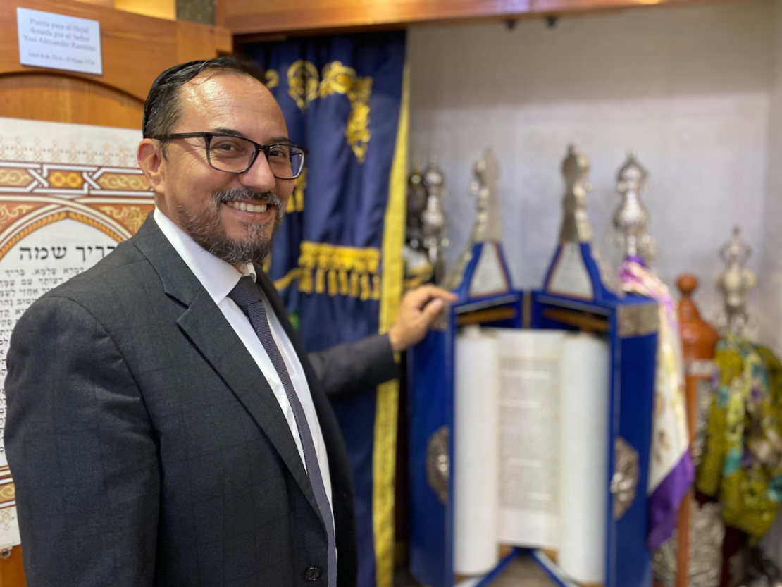 Rabino Ezra Rodríguez de la Comunidad Judía de Antioquia en Colombia. Fuente Fotografía de Marius Bremmer