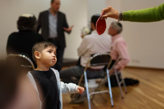 Un niño recibe una kipá en la capital colombiana, Bogotá. Fuente Foto AP