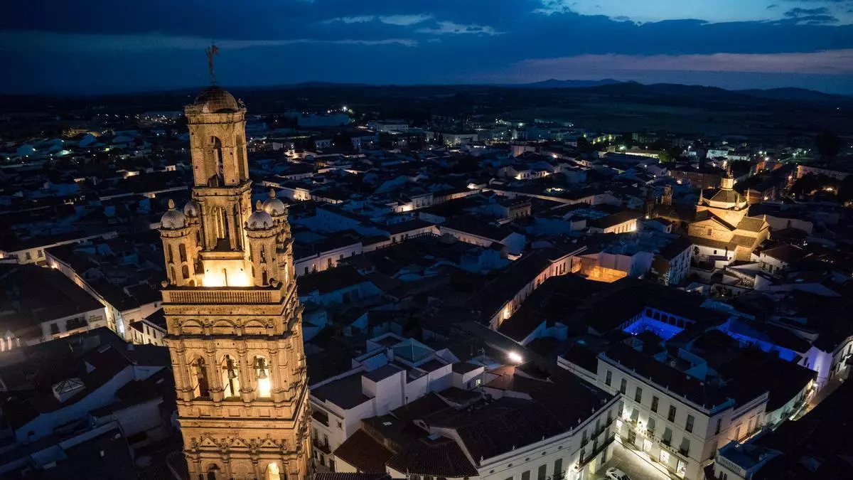 Panorámica de Llerena de noche. / LA CRÓNICA