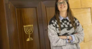 La historiadora Laura Miró, doctora por la Universitat de les Illes Balears (UIB) con una tesis sobre los chuetas, durante una entrevista con EFE. / CATI CLADERA / EFE