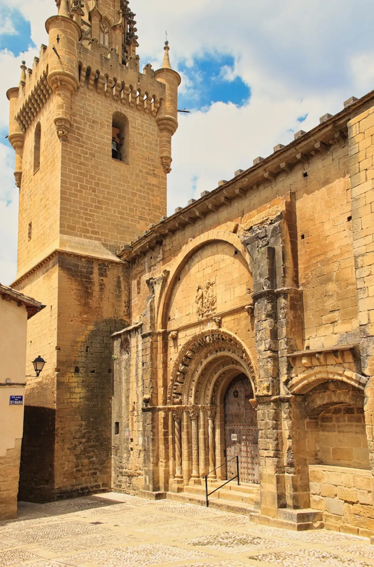 La iglesia de Santa María de Uncastillo expresa "una euforia carnavalesca, un llanto y crujir de dientes", según Huizinga.Foto: shutterstock