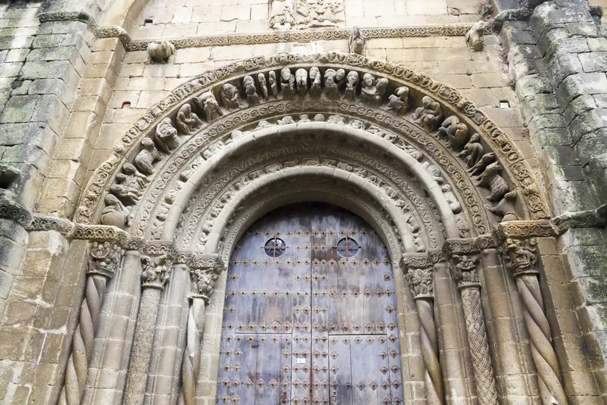 Detalle de la portada Sur de la iglesia de Santa María de Uncastillo.Foto: shutterstock