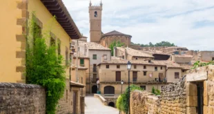 La iglesia más carnal despunta por encima de los tejados de la pequeña población. Foto: shutterstock