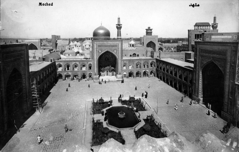 Mezquita del santuario del Imam Reza en Mashhad (aprox. década de 1950). De la colección de Yani Avidav. Fuente: Ofer Avidav. Colección Nacional de Fotografía de la Familia Pritzker en la Biblioteca Nacional de Israel.