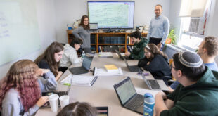 El profesor asociado de español y lingüística Bryan Kirschen y la profesora asociada de estudios judaicos e historia Dina Danon imparten conjuntamente una clase en la que los estudiantes colaboran con la organización JewishGen para transcribir registros familiares escritos en judeoespañol de Salónica, Grecia (1934-1935). El grupo que aparece en la foto (de izquierda a derecha): Anne-Marie Gabel, estudiante de primer año de Estudios de la Mujer, Género y Sexualidad e Historia; Flora Brill, estudiante de segundo año de Lingüística y Estudios Judaicos; Erin Keating, estudiante de primer año de Lingüística; Adina Steiner, estudiante de segundo año de Antropología y Estudios del Mediterráneo Antiguo; Danon; Kirschen; Marcos Guinazu, estudiante de primer año de Ciencias Políticas; Leila Falkovsky, estudiante de primer año de Biología y Estudios Evolutivos; Aaron Miller, estudiante de primer año de Griego y Latín; y Rafi Josselson, estudiante de primer año de Estudios Judaicos e Historia. Crédito de la imagen: Jonathan Cohen.