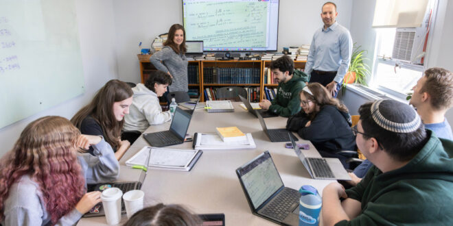 El profesor asociado de español y lingüística Bryan Kirschen y la profesora asociada de estudios judaicos e historia Dina Danon imparten conjuntamente una clase en la que los estudiantes colaboran con la organización JewishGen para transcribir registros familiares escritos en judeoespañol de Salónica, Grecia (1934-1935). El grupo que aparece en la foto (de izquierda a derecha): Anne-Marie Gabel, estudiante de primer año de Estudios de la Mujer, Género y Sexualidad e Historia; Flora Brill, estudiante de segundo año de Lingüística y Estudios Judaicos; Erin Keating, estudiante de primer año de Lingüística; Adina Steiner, estudiante de segundo año de Antropología y Estudios del Mediterráneo Antiguo; Danon; Kirschen; Marcos Guinazu, estudiante de primer año de Ciencias Políticas; Leila Falkovsky, estudiante de primer año de Biología y Estudios Evolutivos; Aaron Miller, estudiante de primer año de Griego y Latín; y Rafi Josselson, estudiante de primer año de Estudios Judaicos e Historia. Crédito de la imagen: Jonathan Cohen.