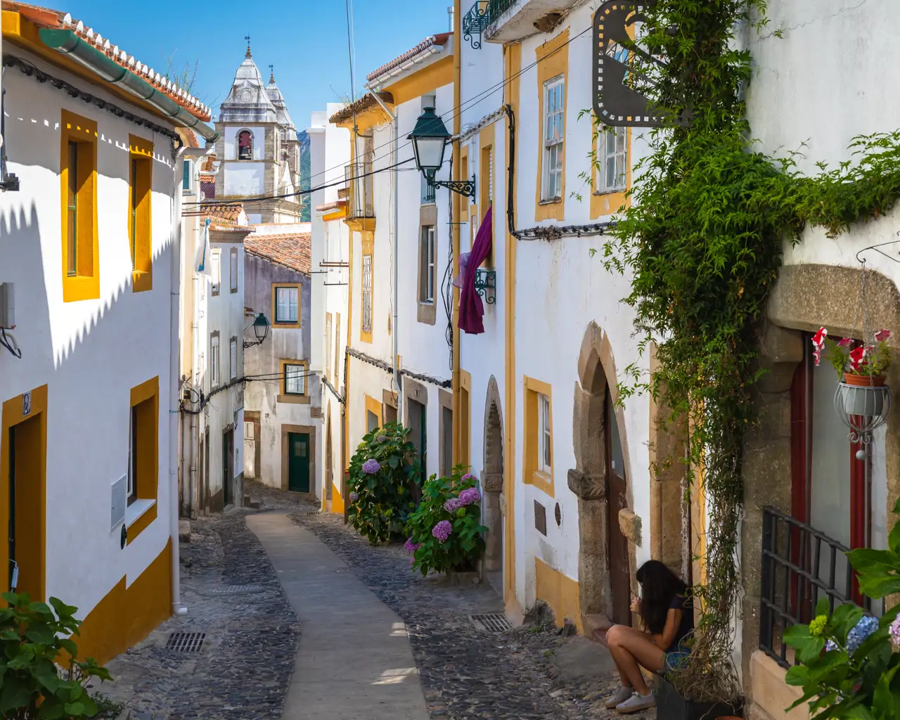 Foto: Adobe StockLas torres de una de las múltiples iglesias del municipio asoman entre las calles sinuosas de origen medieval
