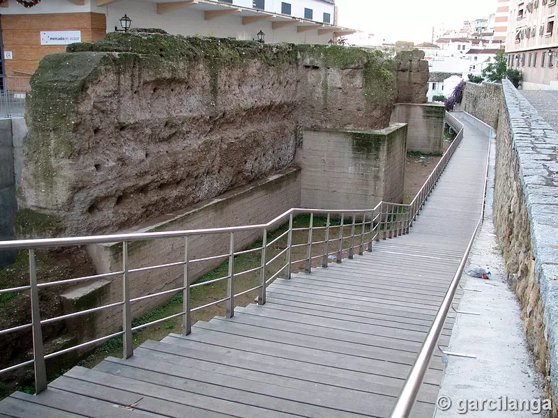 Restos de la muralla del Castillo de los Judíos. / Garcilanga