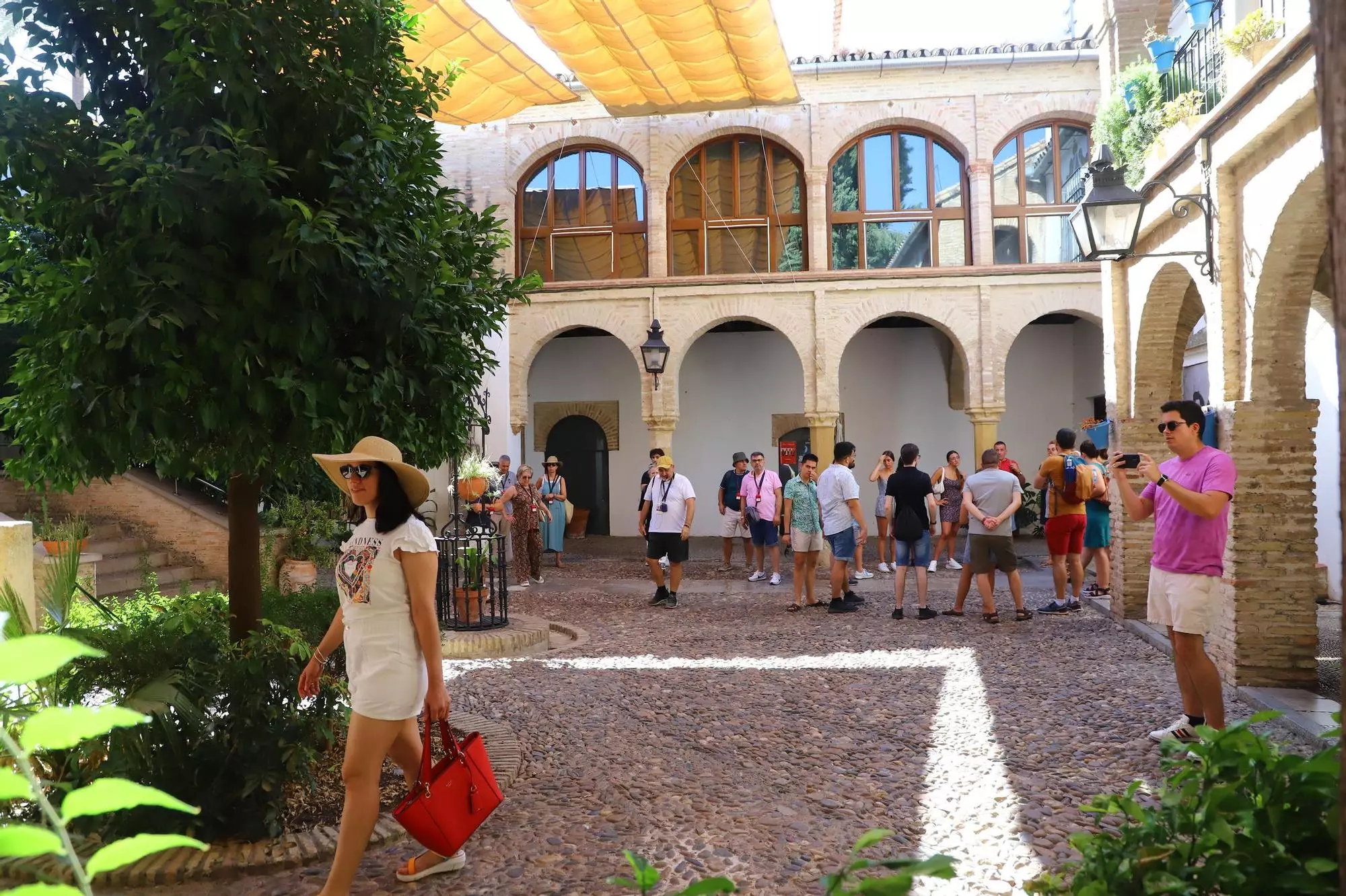 Turistas en el Zoco Municipal. / FRANCISCO GONZALEZ